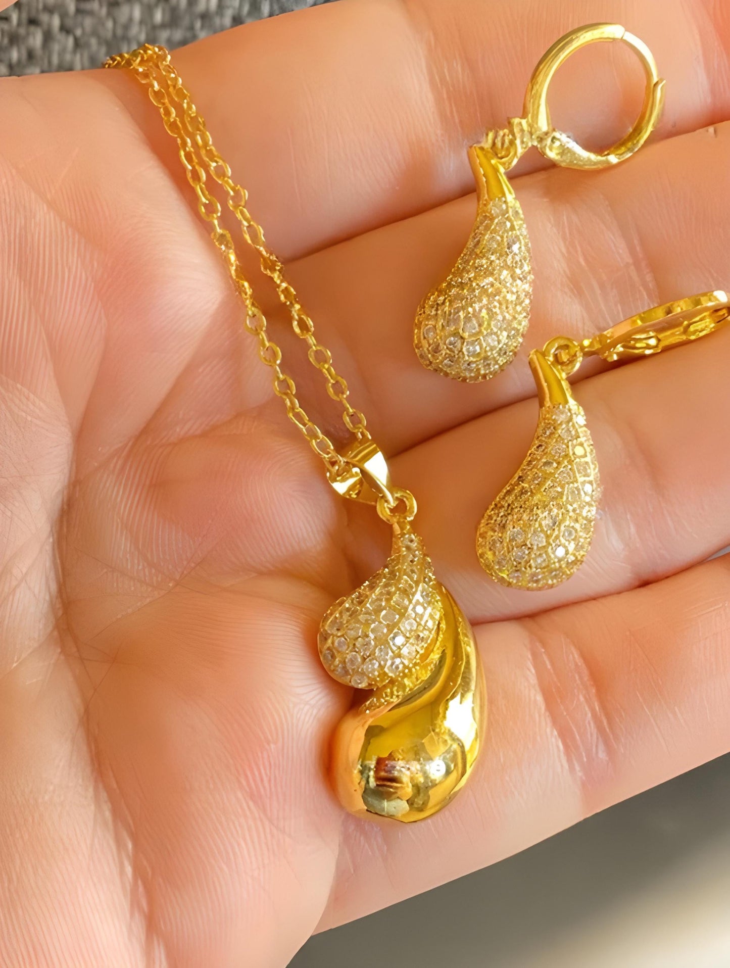 Gold-Plated Teardrop Jewelry Set – Sparkling Necklace & Earrings with Cubic Zirconia Stones