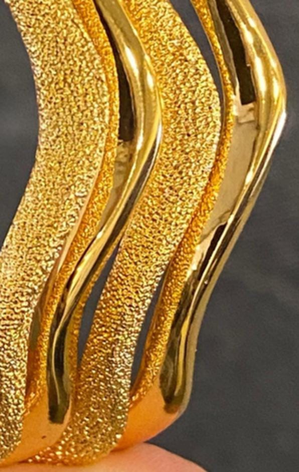 Gold-Plated Wavy Bangle Set – 4-Piece Stackable Textured Bracelets for Women