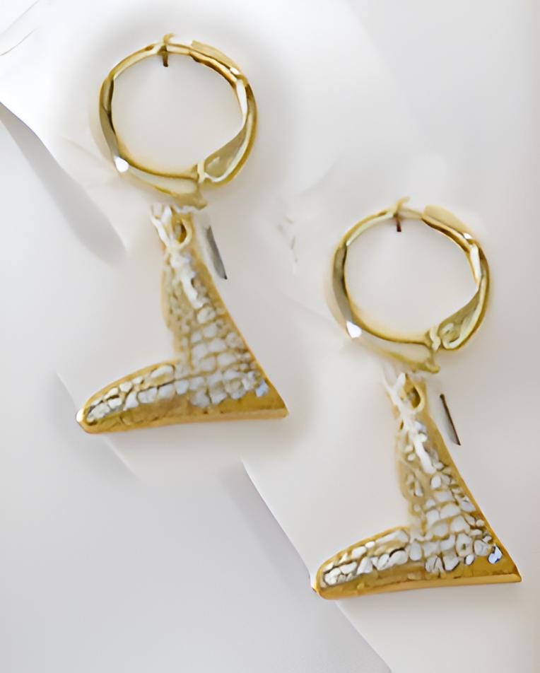Bold Elegance – Gold-Plated "V" Jewelry Set